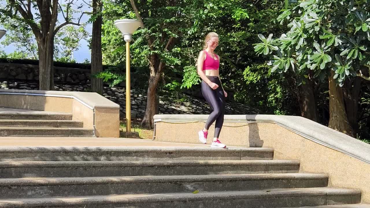 계단 에서 야외 에서 운동 하는 여자