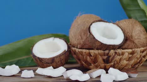los cocos en la canasta y los pedazos de coco en la mesa, girando lentamente.
