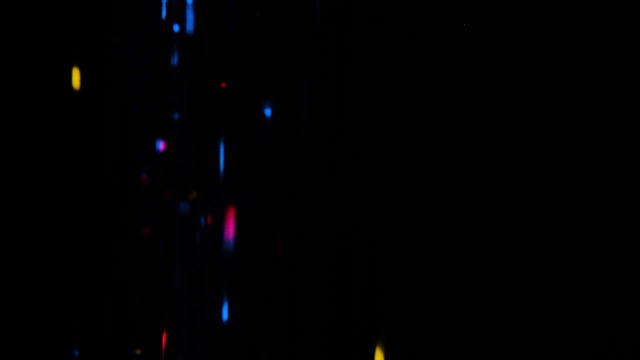 vídeo en cámara lenta de las partículas de brillo azul y rojo brillantes de fondo. las partículas de luz brillante caen. el fondo de brillo que cae en súper cámara lenta.