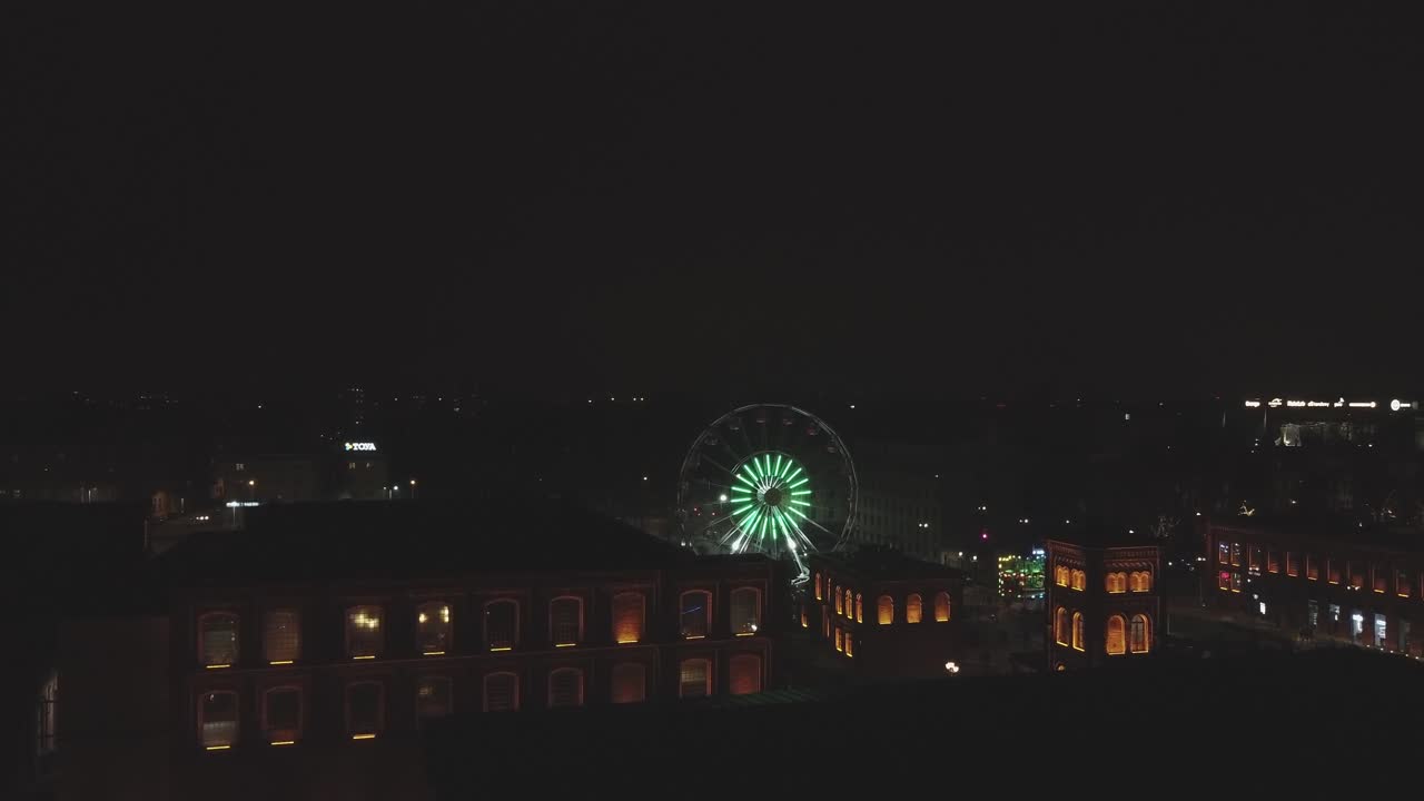 video de drones nocturnos de una rueda de la fortuna en manufaktura lodz, polonia