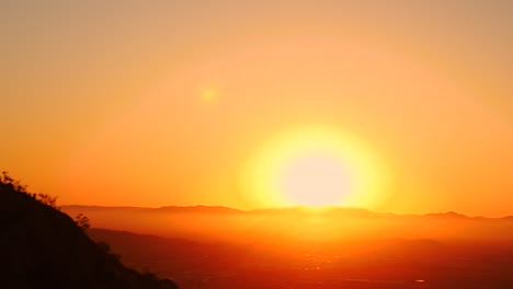 Hermosa-Puesta-De-Sol-Dorada-Con-Niebla-En-La-Cima-De-La-Montaña,-Townsville,-Colinas-Del-Castillo,-Australia