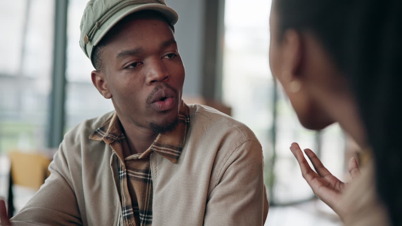 discutir, discutir y pareja en el café para hablar