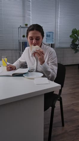 woman having lunch break at office