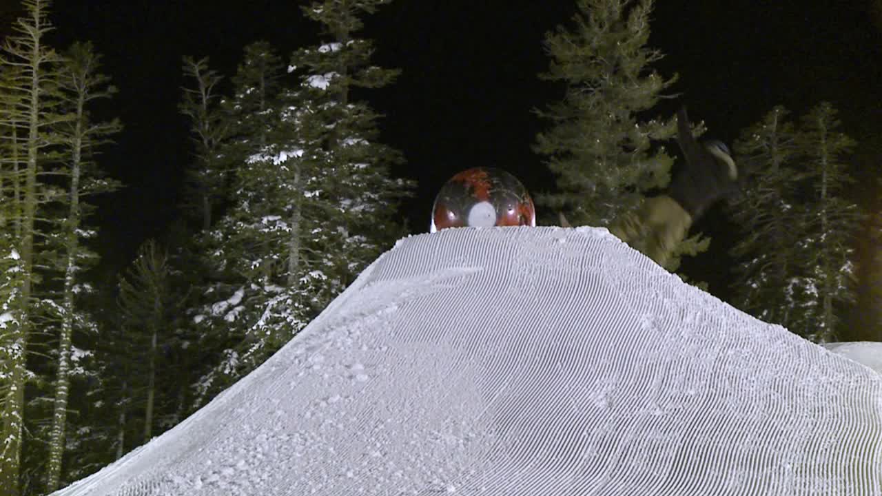 한 남자가 스노보드를 탄다