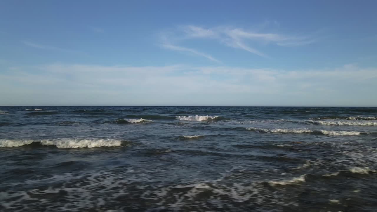 일몰 해안 해변 스카이라인에 파도가 튀는 왼쪽으로 날아가는 돌리