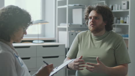 el médico discutiendo con el paciente