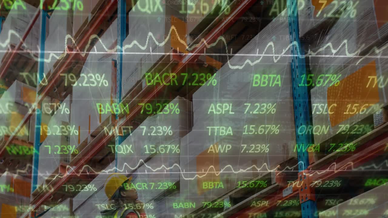 Animation von Datenverarbeitung über einer Arbeiterin gemischter Herkunft in einem Lagerhaus.