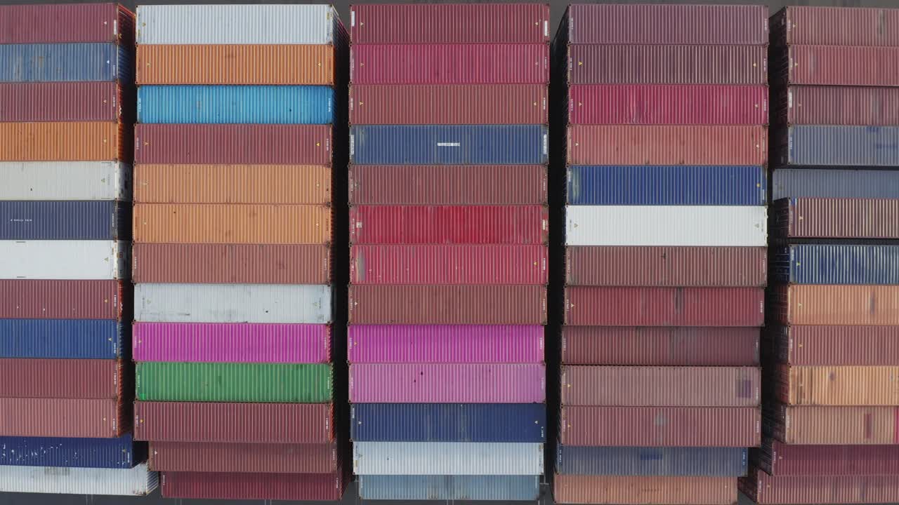 타코마 허스키 터미널 항구에 있는 거대하고 다채로운 컨테이너 - 공중 촬영