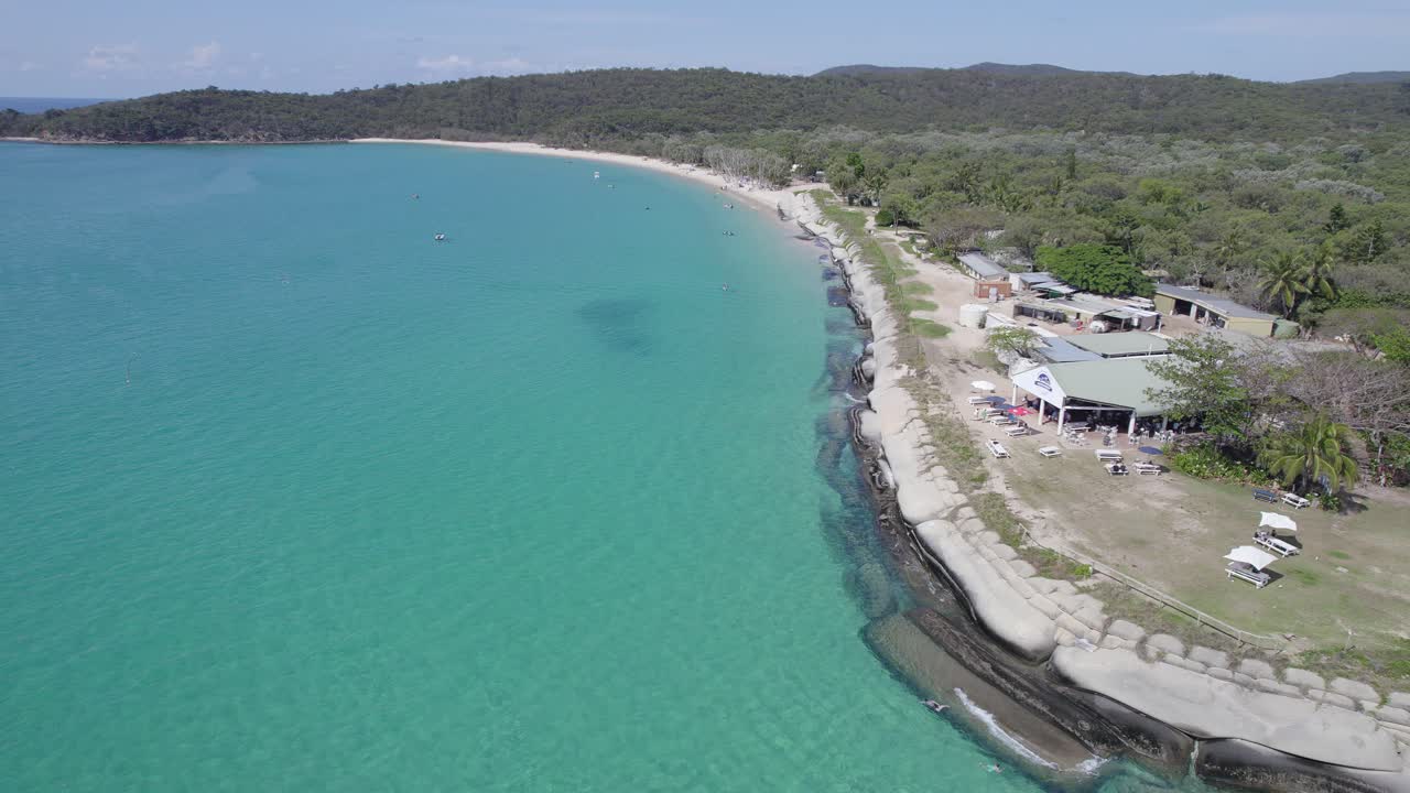 vista aérea de los hoteles de vacaciones en la isla great keppel en queensland, australia - tiro con drones