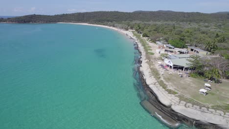 Vista-Aérea-De-Los-Hoteles-De-Vacaciones-En-La-Isla-Great-Keppel-En-Queensland,-Australia---Tiro-Con-Drones