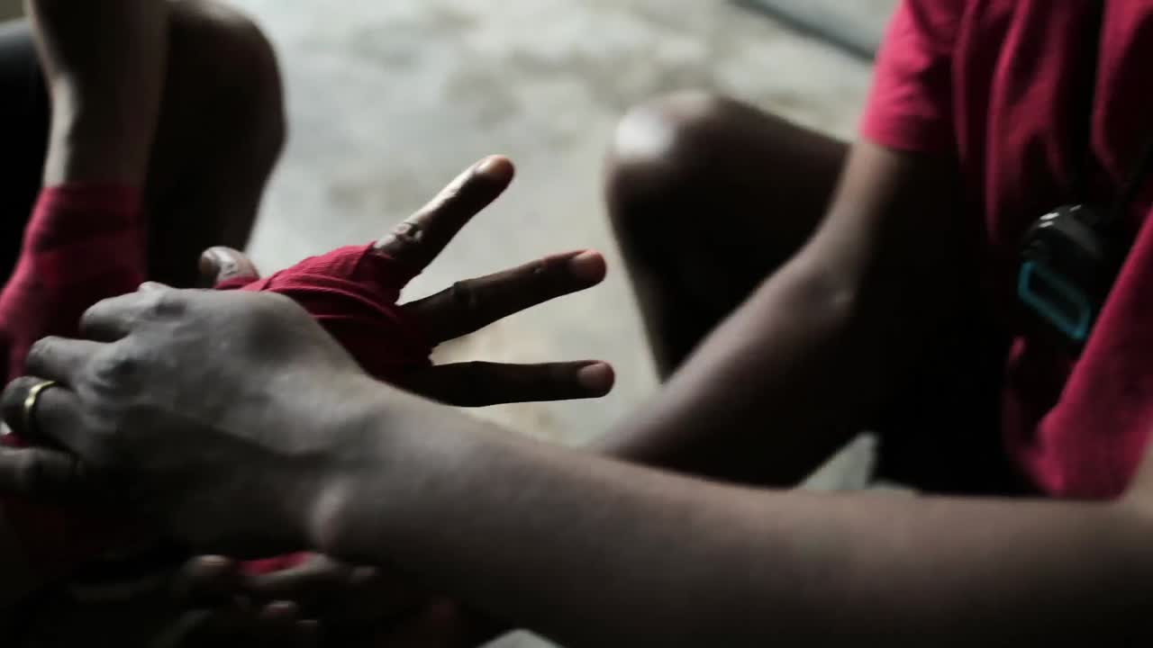 체육관에서 권투 선수에게 손  ⁇ 을  ⁇ 는 코치의 중간 섹션