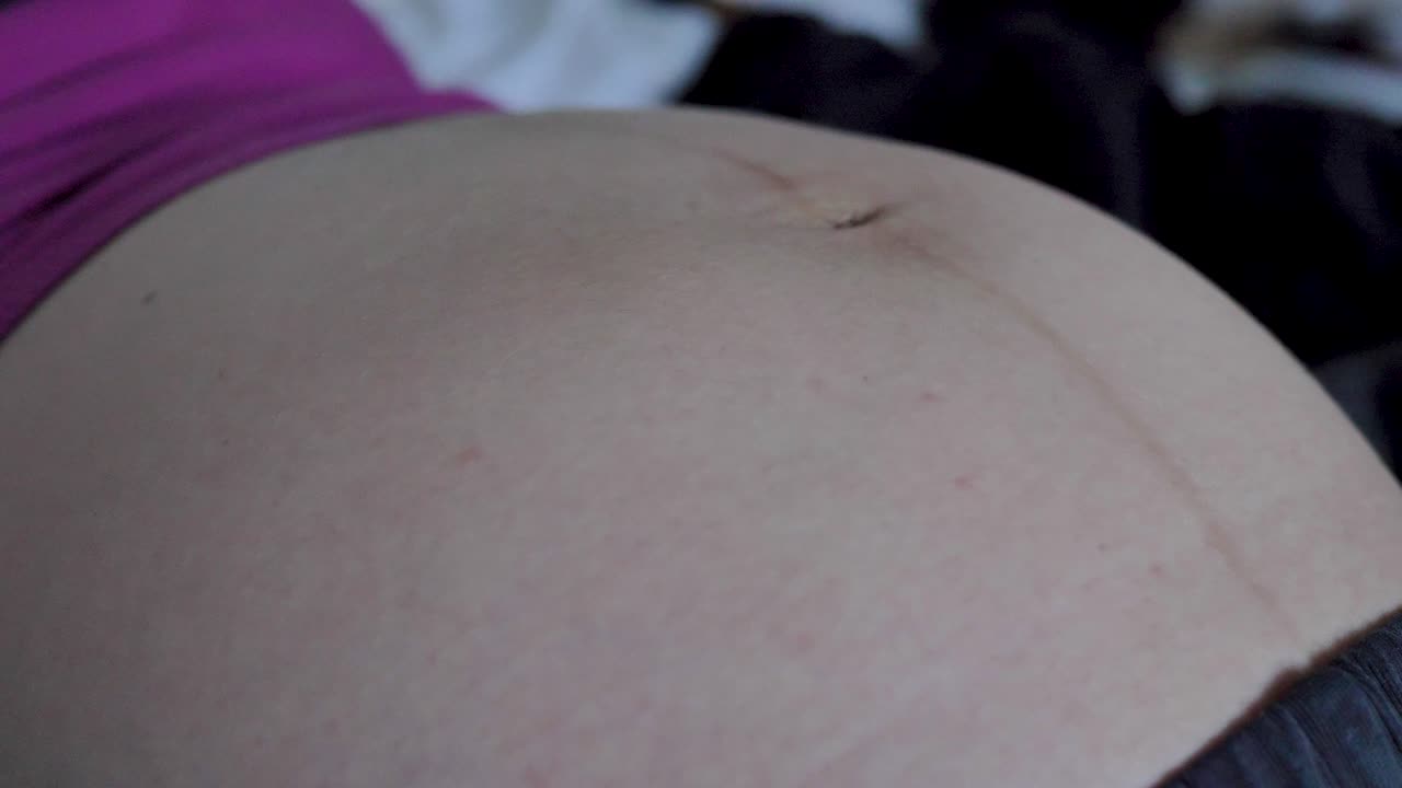 아기 는 백인 여자 의 배 에 밀려 올라간다