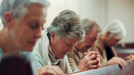 Adoración,-Oración-O-Mujer-Madura-En-La-Iglesia-Para-Dios.