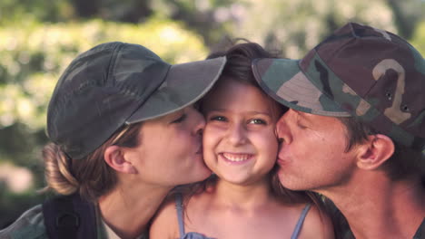 Padres-Soldado-Reunidos-Con-Su-Hija.