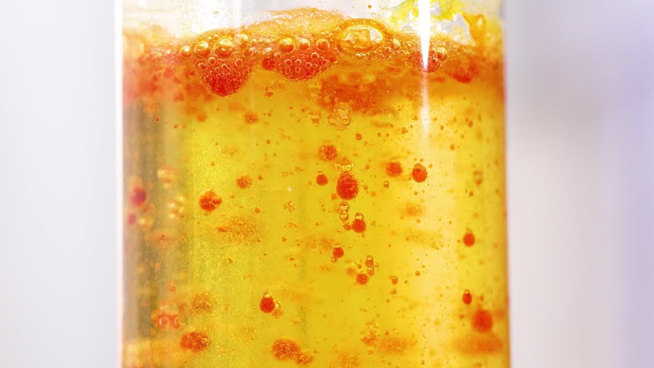 dinámica de líquidos coloridos en un experimento científico