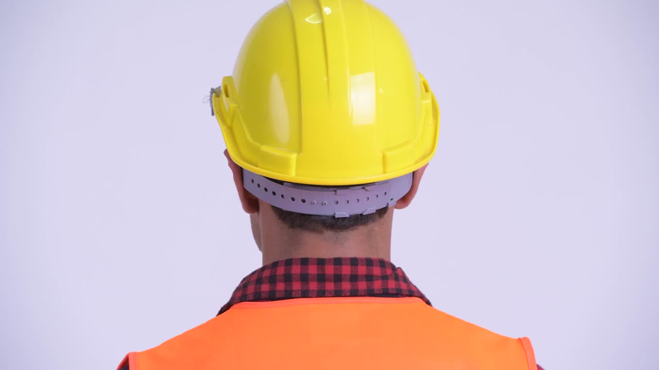 joven y guapo hombre hispano trabajador de la construcción