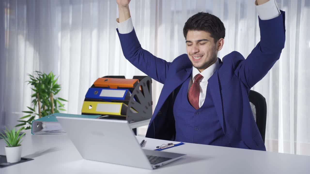 el joven empresario se alegra, gana dinero, obtiene una oferta de trabajo.