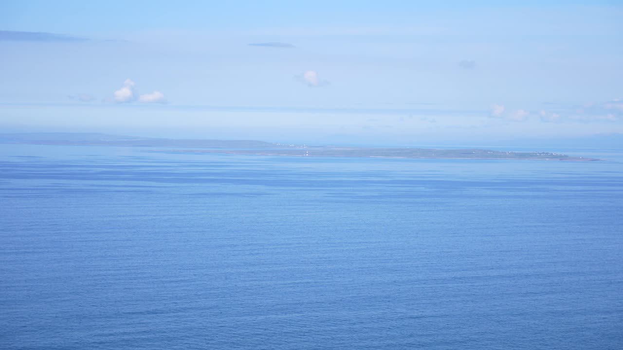 아일랜드의 모헤르 절벽에서 볼 수 있는 아란 섬,  ⁇ 은 하늘, 평화로운 날