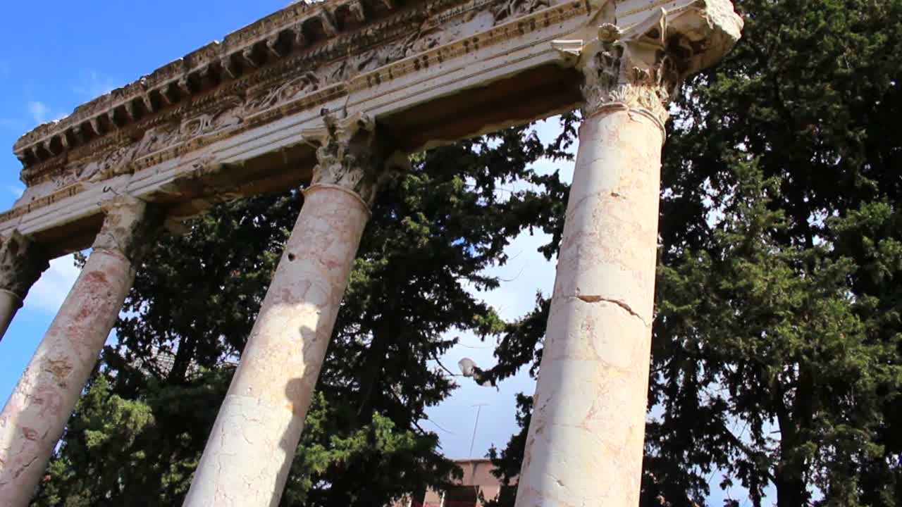 베이루트 레바논에서 파괴된 홀리데이 인의 낮은 각도 보기 내전 1 기념관