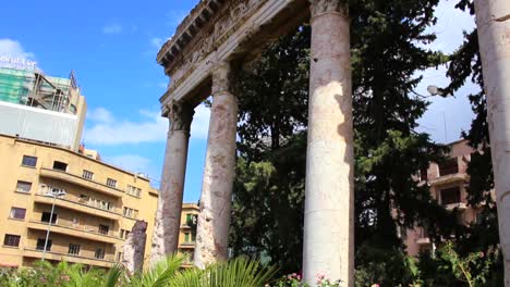 Ángulo-De-Visión-Baja-De-La-Destruida-Holiday-Inn-En-Beirut,-Líbano,-Un-Monumento-A-La-Guerra-Civil-1