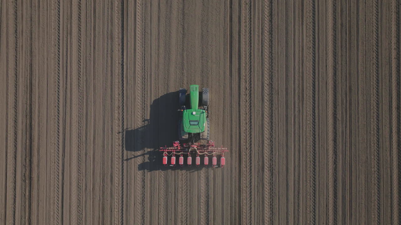 작물 을 심는 트랙터 의 공중 사진