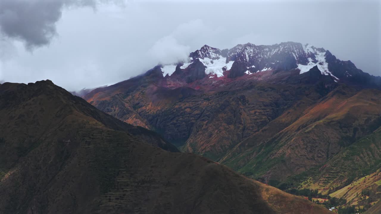Andes Peruanos, geleira de alta altitude, Vale Sagrado, Chicón, Peru, registro aéreo com drone na estação chuvosa, salinas de Maras, manhã nublada, geleira Quelccaya, vale de Urubamba, cordilheira, região de Cusco, paralaxe à esquerda