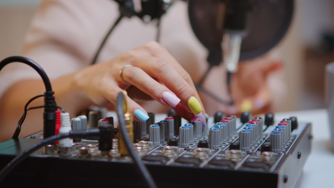 comprobando el sonido en el mezclador de dj