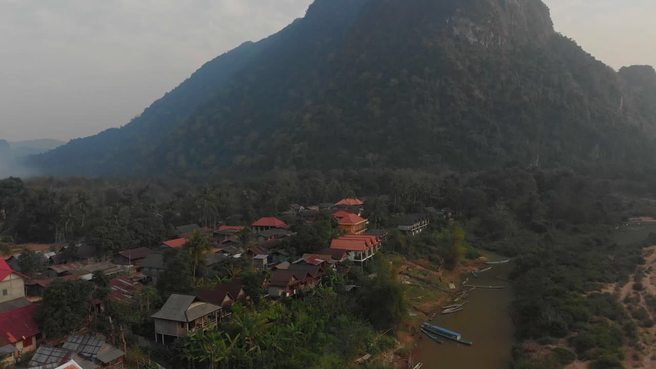 Case del villaggio lungo il fiume Ou, Luang Prabang, Laos