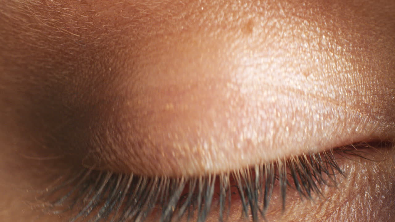 rostro de mujer, ojos de color azul y enfoque