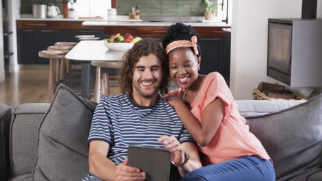 Una-Pareja-Diversa-Disfruta-De-Una-Tableta-En-Un-Ambiente-Hogareño-Acogedor