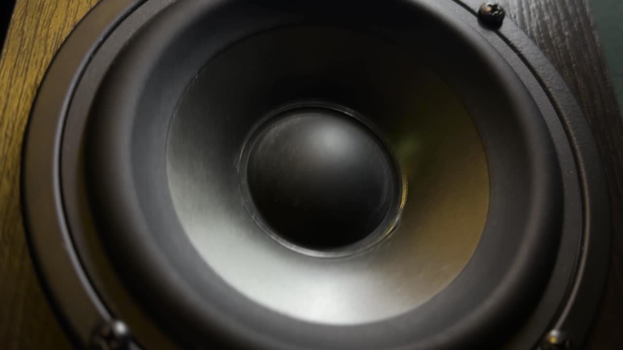 primer plano en el subwoofer en movimiento