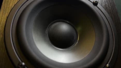 Primer-Plano-Del-Subwoofer-En-Movimiento