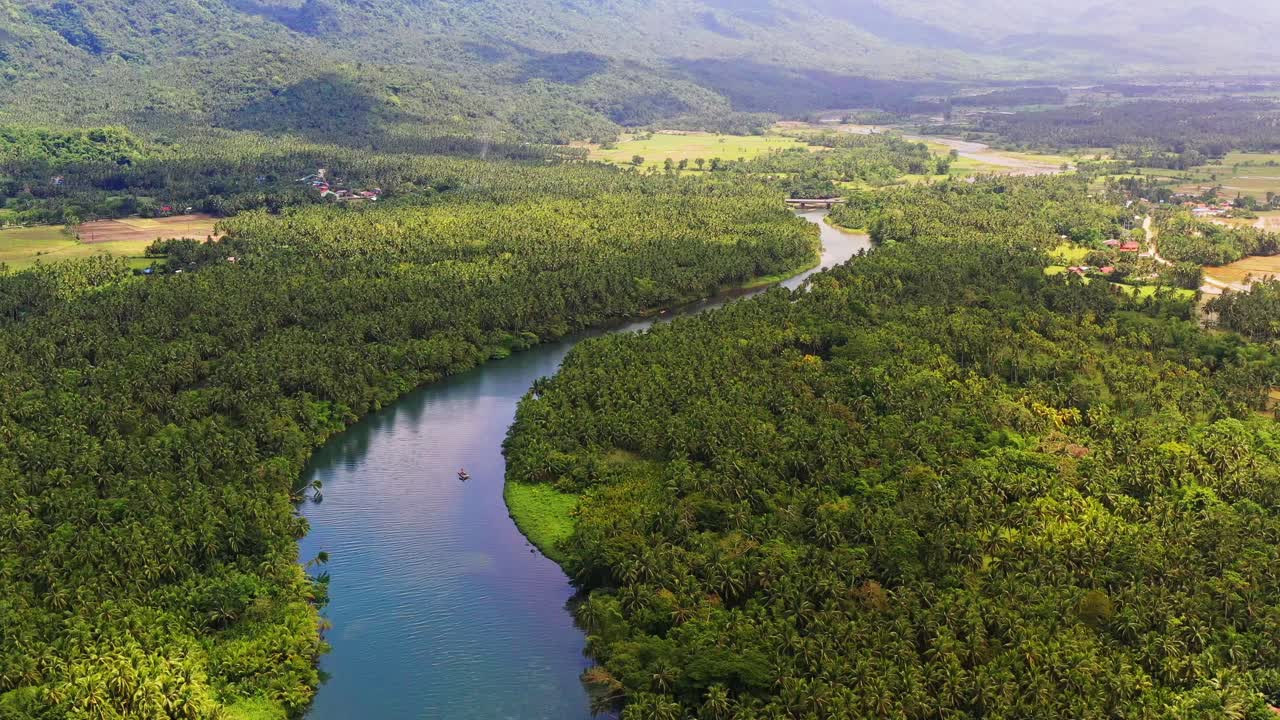 필리핀 남부 레이테 세인트 버나드 마을 근처 광대하고 울창한 숲 사이의 강