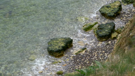 Detalle-De-Las-Olas-Que-Vienen-Tranquilamente-En-La-Playa