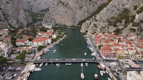 City-traffic-on-Cetina-bridge-in-omis-town,-croatia