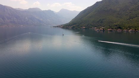 vista aérea de un velero en la bahía de kotor, montenegro