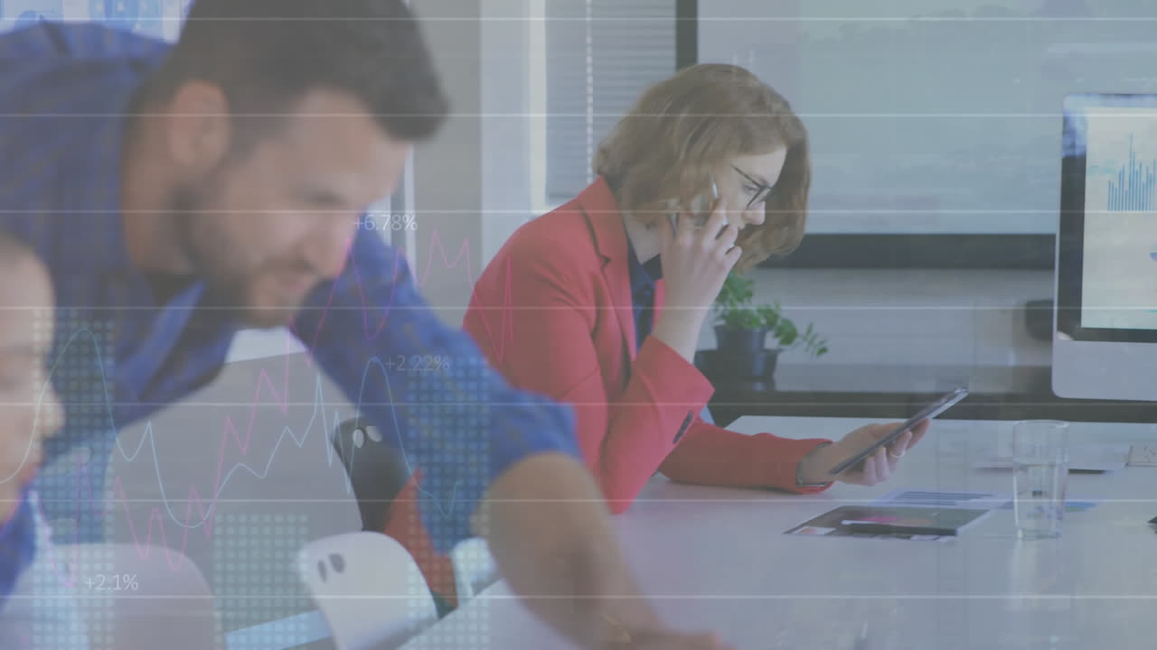 animación de codificación binaria sobre los niños de la escuela que usan computadora portátil.