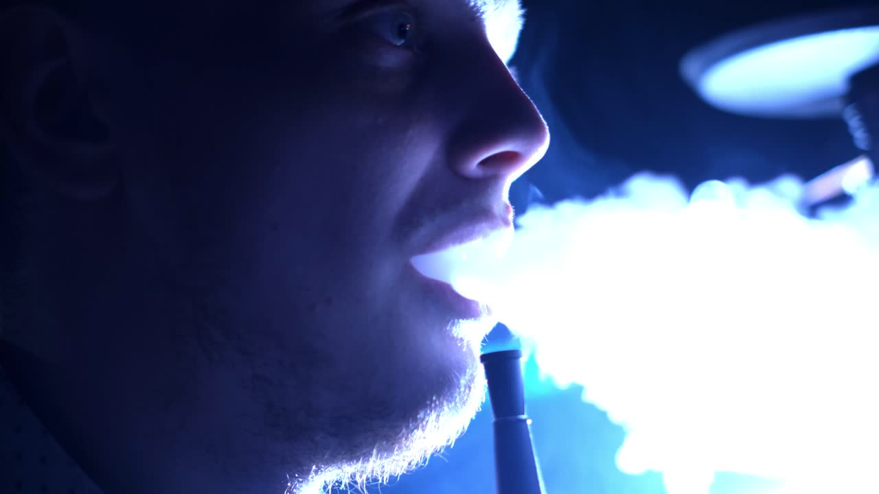 나이트클럽에서 호카를 피우는 남자