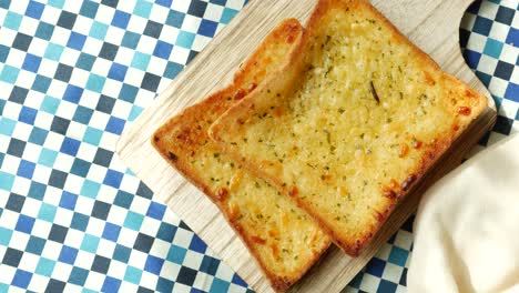 pan de ajo en un plato en la mesa ,