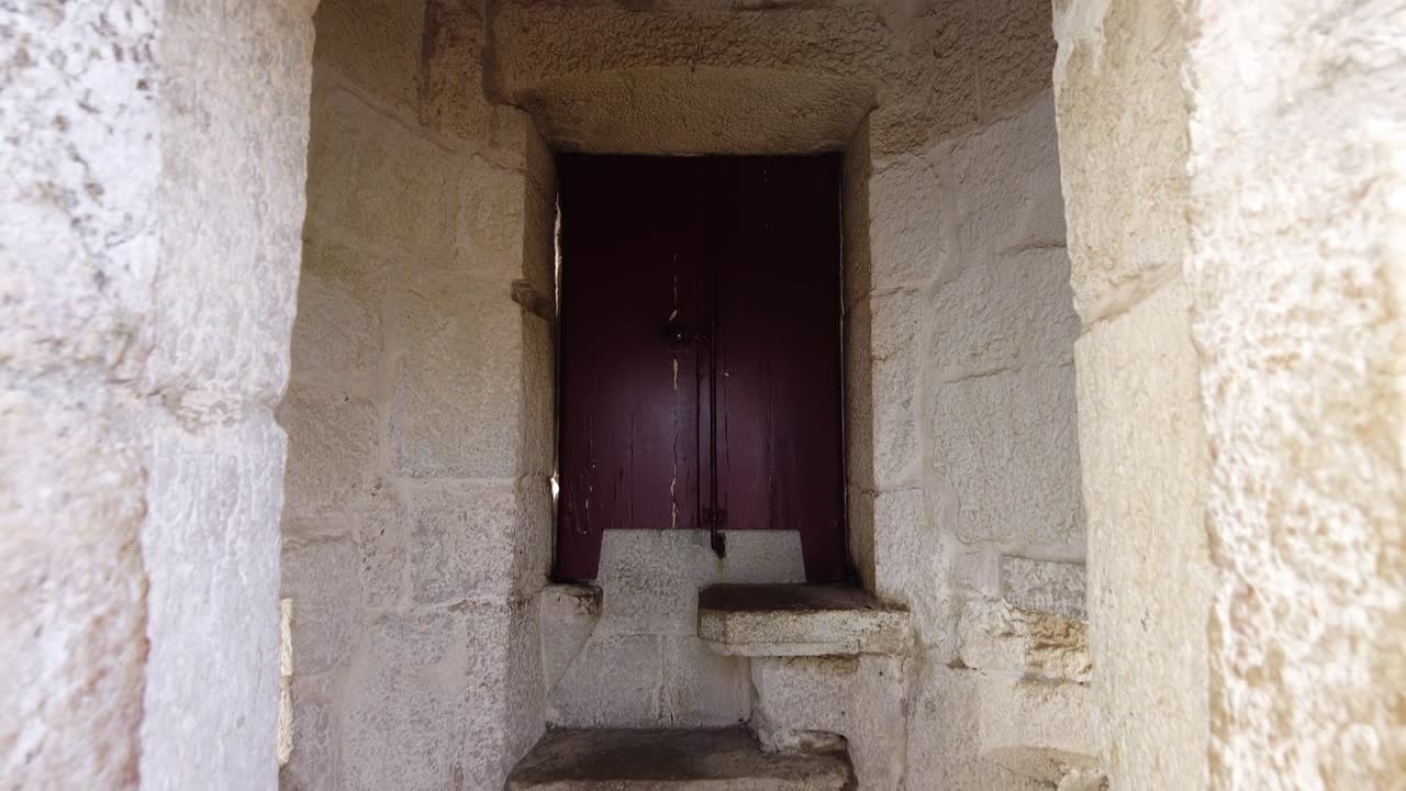 закрытое окно с состаренными каменными стенами внутри башни белем в лиссабоне, португалия