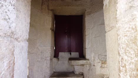 ventana cerrada con paredes de piedra envejecidas dentro de la torre de belem en lisboa, portugal
