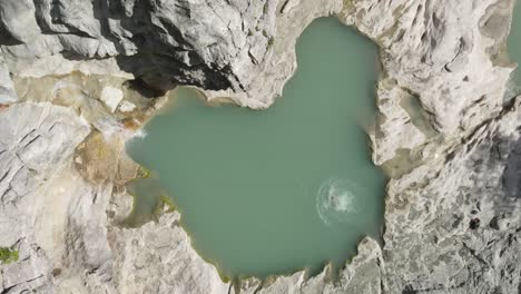 Touristen-Schwimmen-Im-Türkisfarbenen-Pool