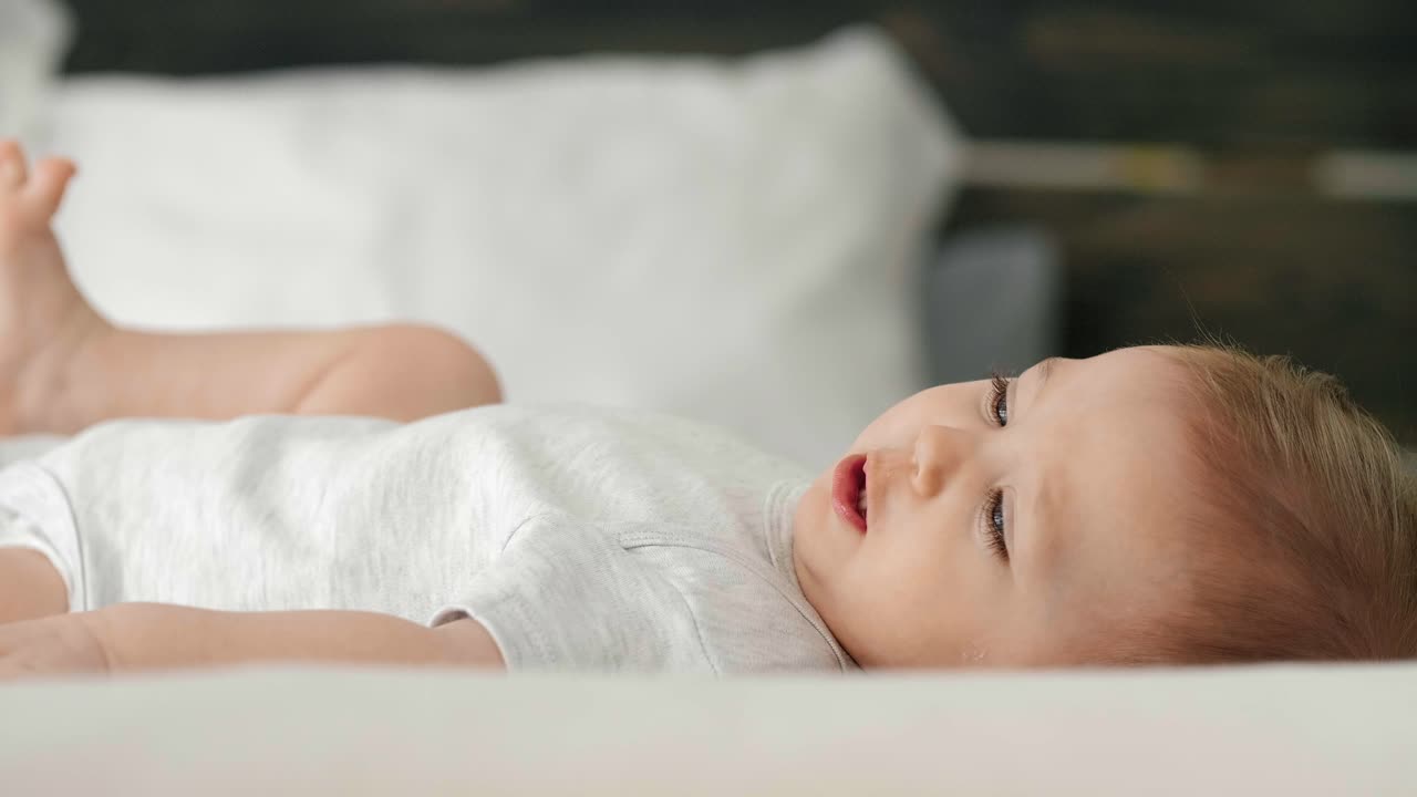 침대 에 누워 있는 아기 의  ⁇  모습