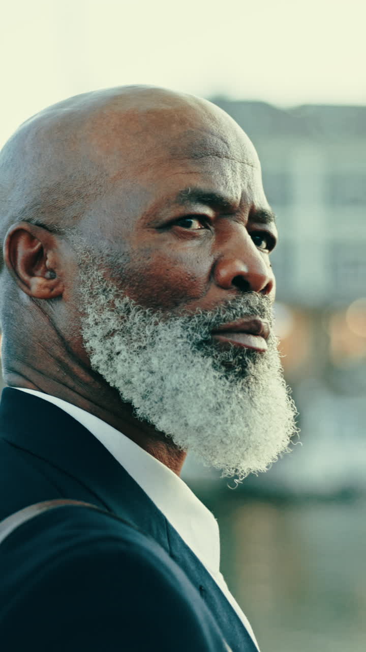 pensamiento, viajes de negocios y hombre mayor en una ciudad