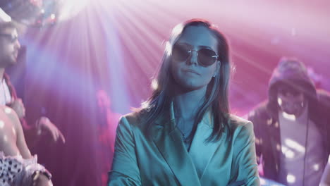 mujer en un club nocturno