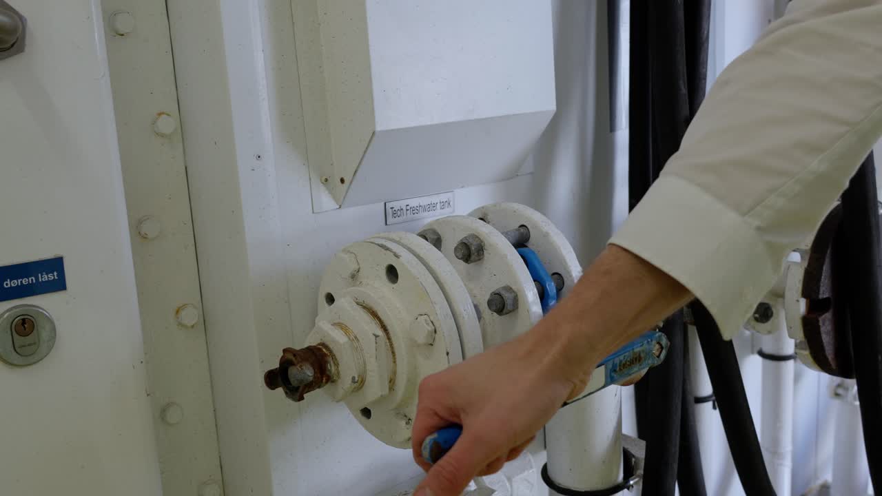 선박 승무원은 선박에 담수 물을 채운 후 브를 닫습니다.