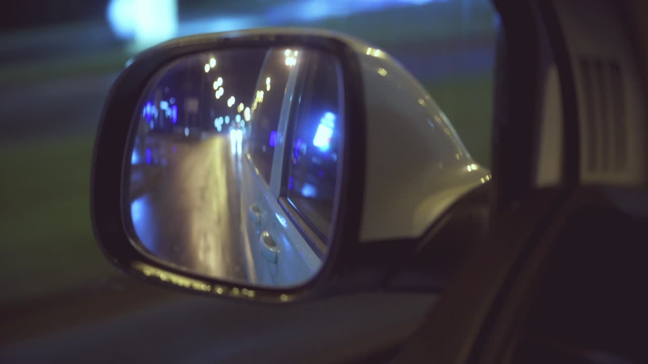 el coche conduciendo por la ciudad nocturna