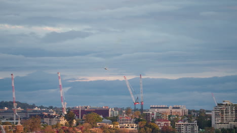 Cámara-Lenta-De-4k-Del-Avión-De-Combate-Rápido-F:a-18f-Super-Hornet-Volando-Hacia-El-Espectador-En-El-Paso-Elevado-De-Riverfire-De-La-Ciudad-De-Brisbane-Con-Vista-Del-Avión-De-La-Parte-Inferior