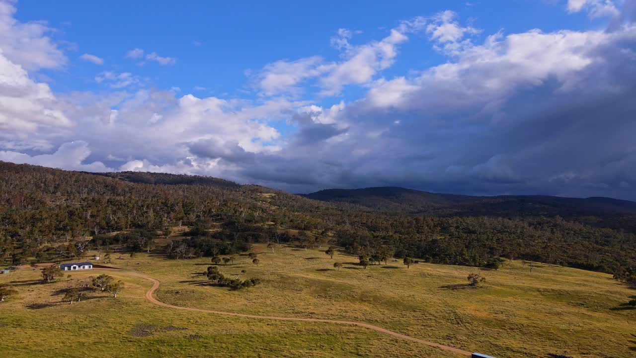 tomada de drone del hermoso paisaje de crackenback bajo un día nublado en nueva gales del sur, australia