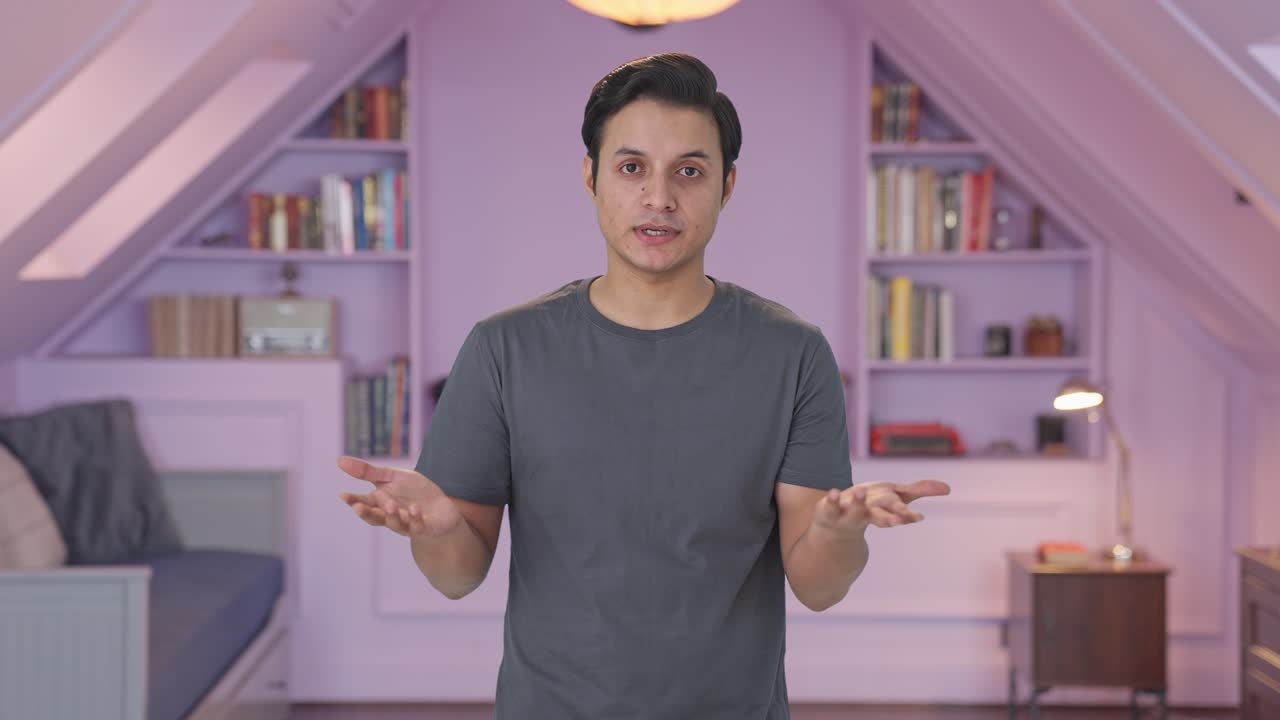 Pria India berbicara ke kamera